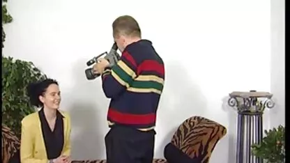 Loira com sutiã cor-de-rosa vídeo pornô com as coroas brasileiras não presta e faz anal ao amante no sofá.