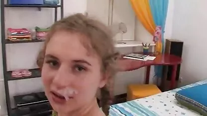 A Fedelha Sexy é fodida por uma vídeo pornô das coroas gostosas multidão de homens no sofá preto.