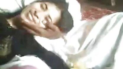 Doce dança em frente à webcam pornos de coroas e acaricia a vagina dela