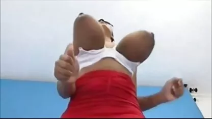 Um jovem ver vídeo pornô de coroas gostosas casal decidiu tirar um dia em frente à Câmara.