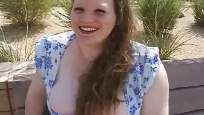 Latina com leggings brancos senta virilha na cara de um amigo vídeo pornô de velha gostosa