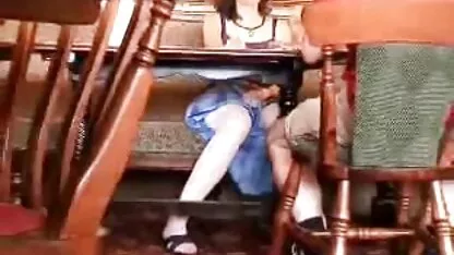 O idiota ver vídeo pornô de coroas gostosas puxa a loira em todas as poses em lençóis brancos