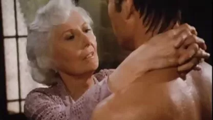 Sexo Anal em preservativo com latina de meia-idade bronzeada pornô de mulher de 50 anos