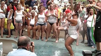 O aniversariante faz duas tacadas, mãe num gangbang numa festa. pornô de coroas gostosas