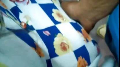 Colegial com sutiã cor-de-rosa tem o dedo a foder-se ver vídeo pornô das coroas