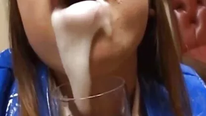 Uma cabra madura com Mamas vídeo pornô brasileiro das coroas grandes e lingerie transparente entrega-se a um jovem nessa lacuna.