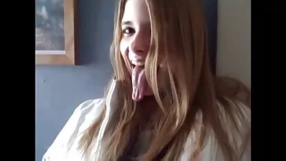 Morena bonita com filme porno velhas safadas Mamas grandes acaricia-se na cama