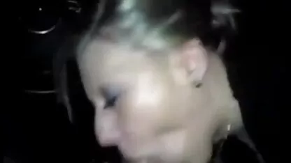 Loira de olhos pornô com coroas casadas azuis desfrutando de sexo com seu amante no quarto
