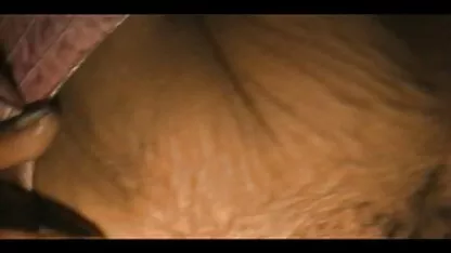 Busty black com Mamas grandes pornô com mulheres maduras masturba-se e fode perto da lareira