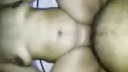 Um vizinho filme pornô grátis com coroas jovem com uma tatuagem esmagou uma cria adulta na vagina em várias poses.