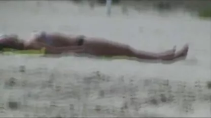 Hahal Young com videos eróticos com coroas um chapéu de Pai Natal fodeu duas milfs na vagina.