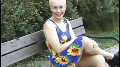 Um tipo a chutar um broche feito pela vídeo pornô com mulheres maduras mãe e a inserir parafusos no rabo dela.