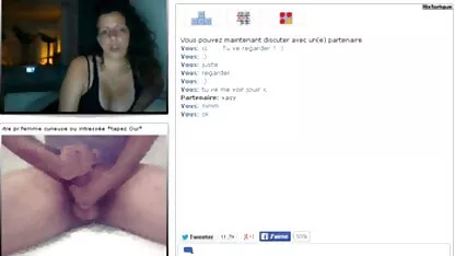 Mãe porno doido com coroas massajando vagina com vibrador na frente da webcam