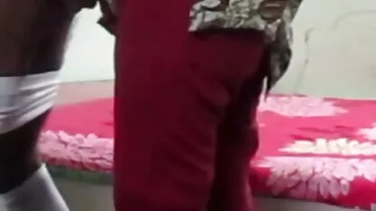 Uma vídeo pornô de coroas de 80 anos linda rapariga de vestidos cor-de-rosa a chupar o pénis do dorminhoco e a fazer sexo com ela.