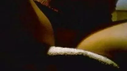 Uma sexo coroas negras brasileiras vizinha mostra o seu charme no sofá.