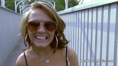 A Stripper chupa o eldaki e é fodida as coroas pornô em dois calções com visitantes do clube.