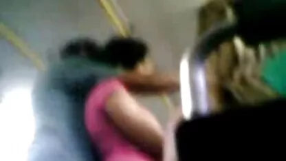 Jovem beleza com um sutiã cor-de-rosa a entregar-se ao avô na videos eroticos de coroas brasileiras cozinha