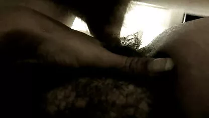 Duas morenas lindas foderam com um tipo pormo de coroas no sofá.