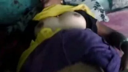 A morena atlética espiou um homem video pornos coroas na casa de banho e a pila do coração.