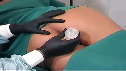 Gerente de escritório hipster com óculos fode com um médico adulto em sexo grátis com coroas seu escritório