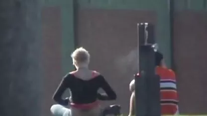 A MILF grande com o buffer grosso suga a pila vídeo pornô de coroas casadas de um tipo e faz sexo com ela.