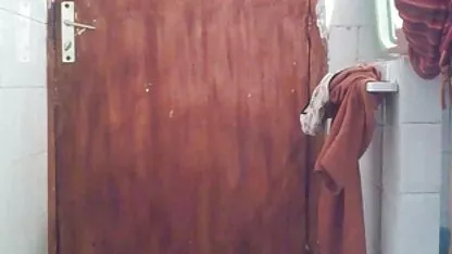 Joelhos de mulher Sexy a fazer um broche xvídeo pornô de coroas ao namorado