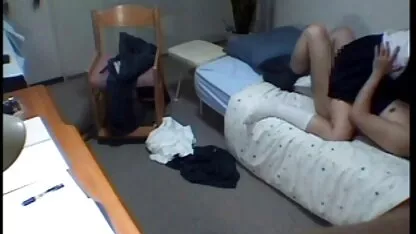 As Lésbicas competem umas com as outras para lamberem as virilhas vidio pornô de coroas rapadas