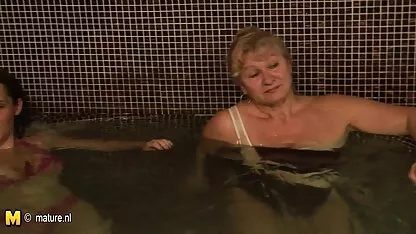 A chupar pilas, a rapariga vídeo pornô grátis coroas deu-se para foder no sofá macio.