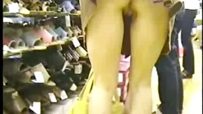 Cabelo castanho vem vídeo pornô caseiro com coroas para a loira com meias listradas e faz-lhe anilingus