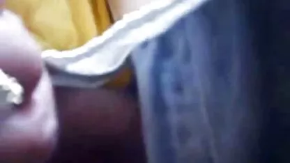 Rapariga de 18 anos de calções roxos a divertirem-se videos pornos gratis de coroas com um brinquedo sexual.