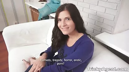 Uma rapariga magra a apalpar a vagina na casa de banho e a ponor coroas enfiar um parafuso na vagina.