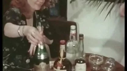 Lésbicas manchadas de óleo e coroas pono fodidas com um brinquedo sexual