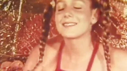 A mãe de as coroas mais gostosas do pornô roupas pretas vibra com grandes pára-choques na cama.