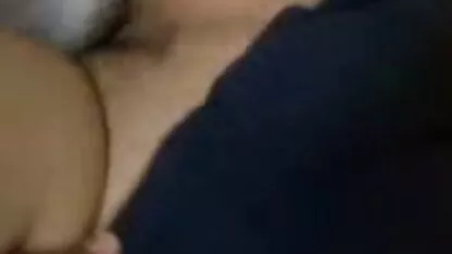 Um homem empurrou o bastão na boca e cobriu a carne com videos pono com velhas o fato erótico no palco.