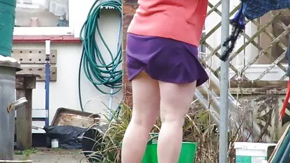 Dona pornô com coroas de 60 anos de casa magra tira as calças cinzentas e continua a limpar sem roupa.