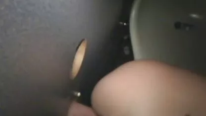 Homem Peido pornôs coroas davalka maduro em meias pretas na casa de banho