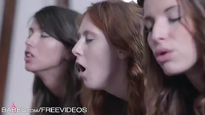 Cutie faz uma dança erótica e brilha seios vídeo de pornô de coroas de 50 anos grandes na webcam