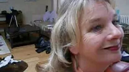 Um homem arrancou a mãe ao pornô de coroas de 50 anos peito com piercing nos mamilos e esperma na cara dela.