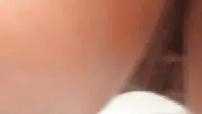 Loira com corpo pornô de coroas bonito a brincar na lama