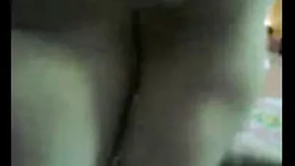 Fingido de perto no balneário com uma filme pornográfico das coroas rapariga desportiva e pô - lo na vagina.