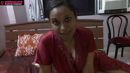 Os dois jovens a olhar para uma mulher loira videos coroas pornos no sofá