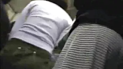 Riley Jenner a chupar pilas molhadas na natureza perto de uma grande vídeo pornô com mulheres coroas pilha de pedras