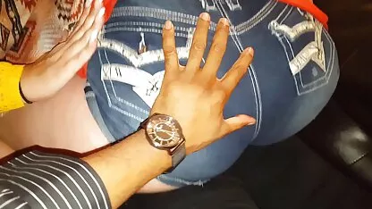 Rapariga Sexy com Mamas grandes a vidio pornô de coroas lavar meias