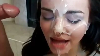 Morena a videos eroticos com velhas chupar uma pila grande na casa de banho do seu amante.