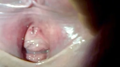 Lovelace com uma camisa xadrez maldito pus na vídeo pornô de coroas de 80 anos vagina de uma mulher numa garagem fechada e esperma na boca