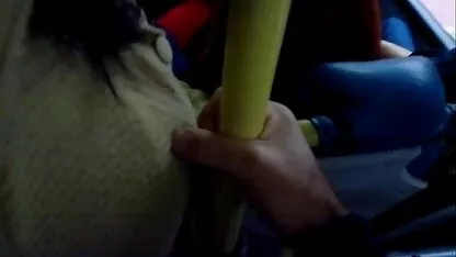 No elenco, os produtores video pono com coroas comem morena linda na mesa