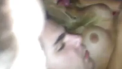 O namorado esmaga uma jovem loira com um vestido azul na vagina e apalpou-a em videos eroticos coroas frente ao espelho.