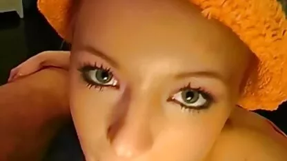 A cabra lambe os mamilos leite filmes pornograficos com velhas natural e enfia um vibrador enorme na vagina com as pernas levantadas.