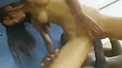 Depois de um broche na rua, os coroas pornos homens fodem a latina na cama.