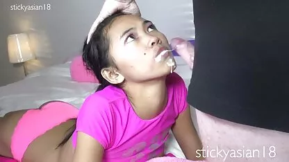 Uma mulher madura de meias filme porno com velhas safadas lambe o pénis do homem e salta para cima dele pus